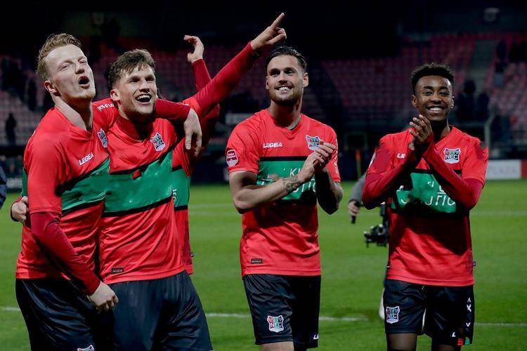 闻发布会上 闻发布会上